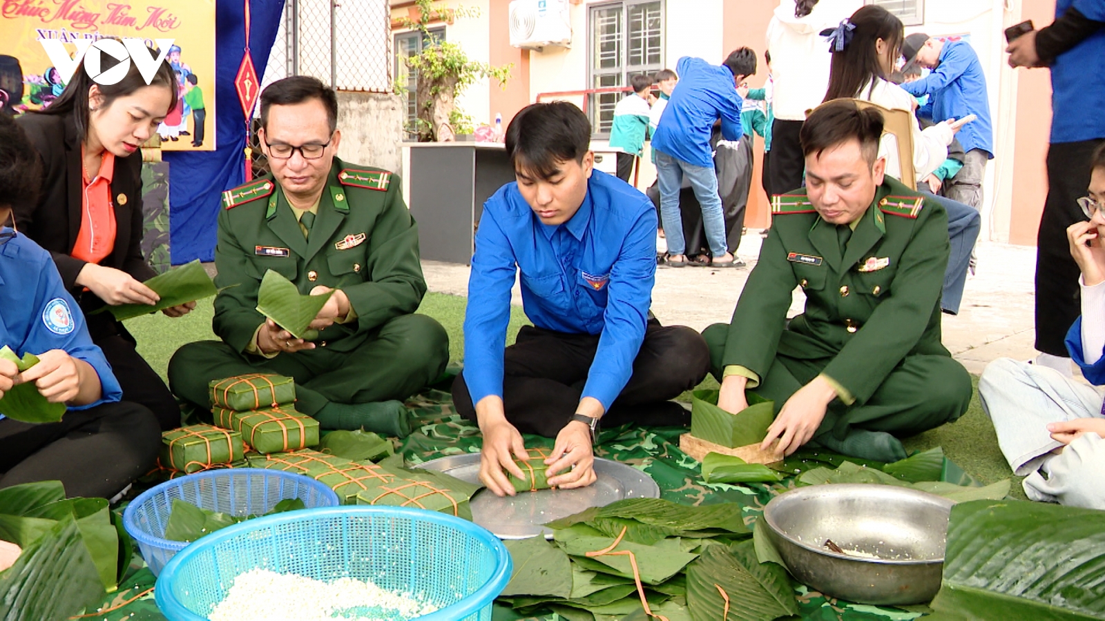 Bộ đội Biên phòng Hưng Yên mang Tết đến sớm với dân biển Diêm Điền